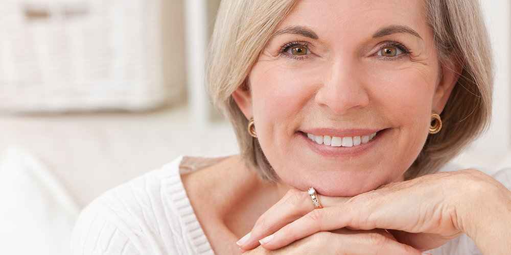 Zahnimplantate schenken Lebensqualität – bei guter Pflege ein Leben lang.